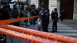 El celular y el arma se secuestraron en el lugar del atentado que se encintó por seguridad.