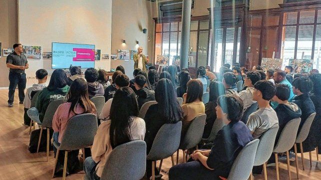Paraná: estudiantes participaron de una jornada sobre consumos digitales y uso responsable de tecnologías.