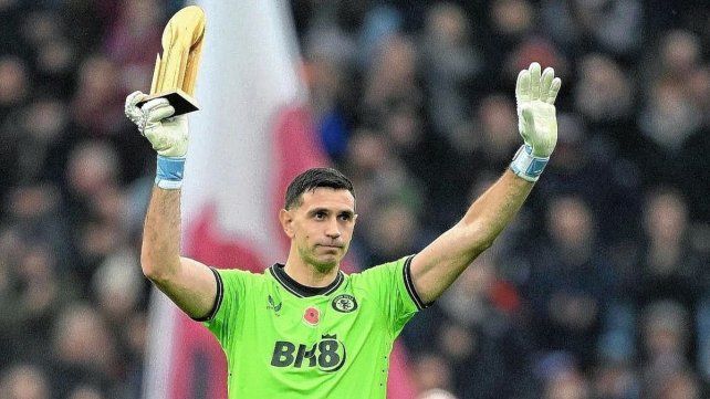 Homenajearon a Dibu Martínez en la previa del triunfo