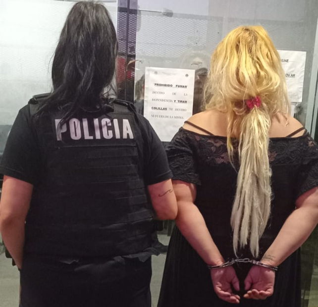 La mujer acusada de apuñalar a su vecina fue detenida.&nbsp;