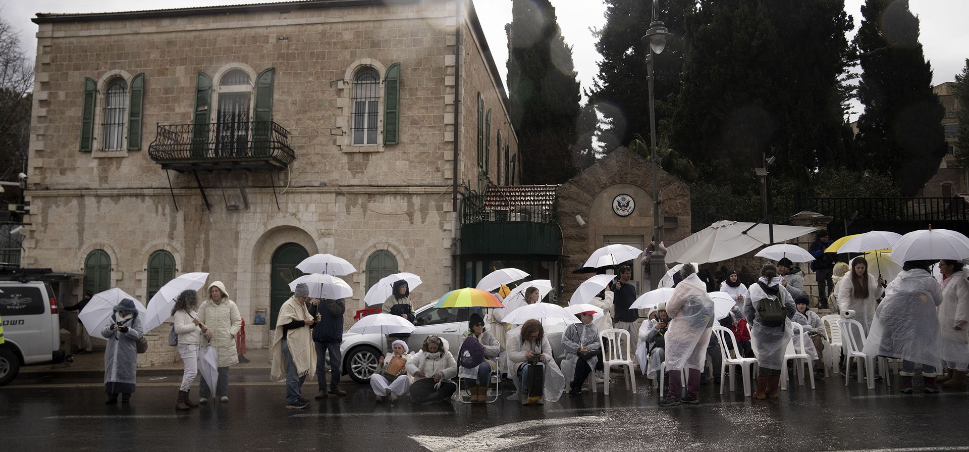 Un grupo de madres de rehenes retenidos en la Franja de Gaza y sus simpatizantes, participan en una sentada silenciosa en el edificio del Consulado de Estados Unidos que alberga la Oficina de Asuntos Palestinos en Jerusalén, el viernes 7 de febrero de 2025. (Foto AP/Maya Alleruzzo) Un grupo de madres de rehenes retenidos en la Franja de Gaza y sus simpatizantes, participan en una sentada silenciosa en el edificio del Consulado de Estados Unidos que alberga la Oficina de Asuntos Palestinos en Jerusalén, el viernes 7 de febrero de 2025. (Foto AP/Maya Alleruzzo)