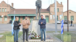 El intendente Leonel Chiarella (en el centro) junto a los concejales Juan Ignacio Pellegrini y Mariana Iturbide en el acto homenaje a Cayetano Alberto Silva.
