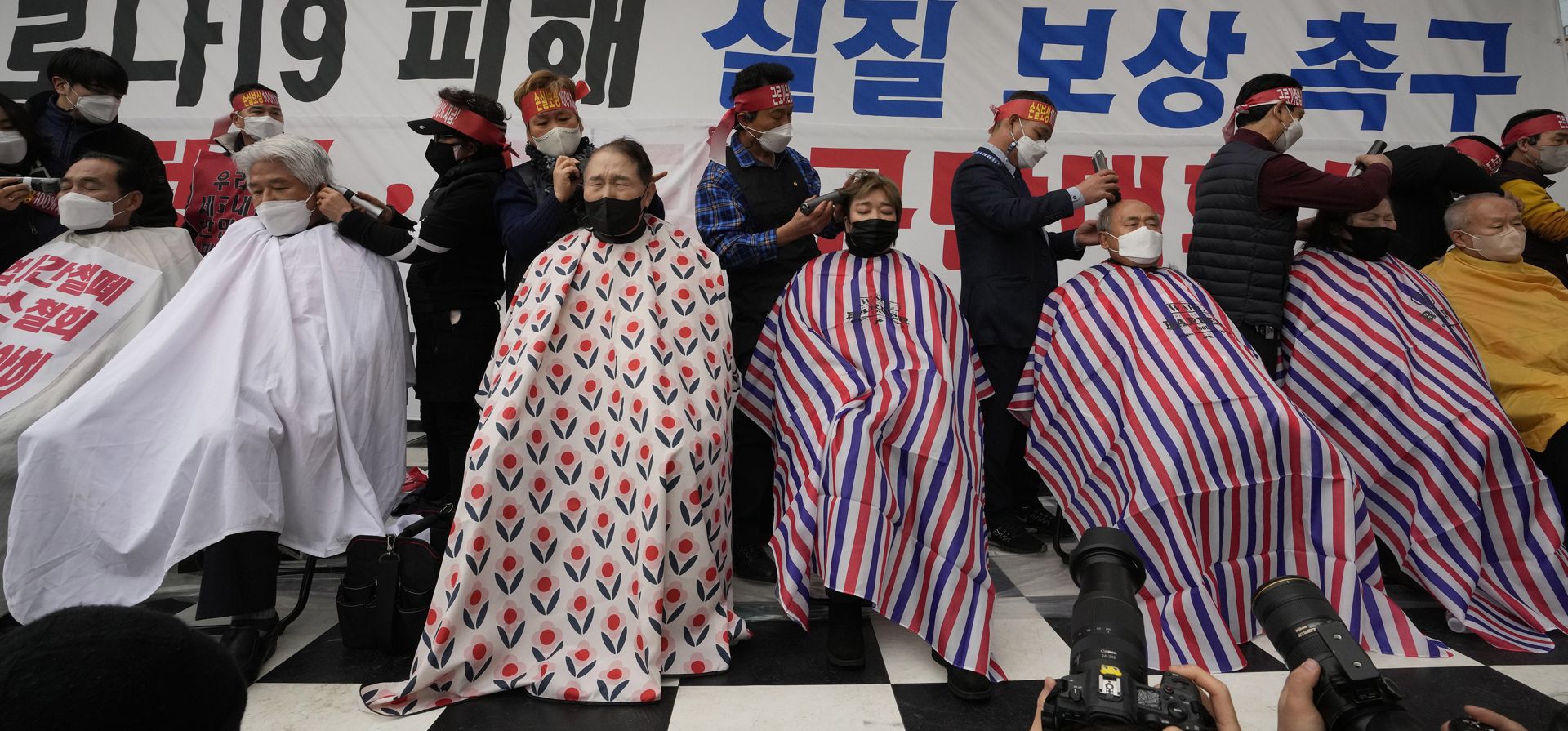Propietarios de pequeñas empresas se afeitan la cabeza durante una manifestación contra las reglas de distanciamiento social del gobierno cerca de la Asamblea Nacional en Seúl, Corea del Sur, el martes 25 de enero de 2022. Corea del Sur registró más de 8,000 nuevas infecciones por coronavirus por primera vez el martes como medida de salud.