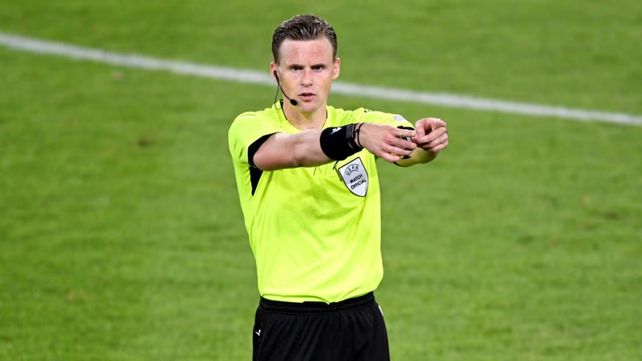 Fifa le puso condimento a la previa: un árbitro francés dirigirá Argentina-Egipto por los octavos