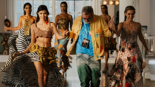 Moda y solidaridad: Benito Fernández y Melocotón llegan al aeropuerto de Rosario