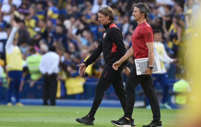 Gabriel Heinze se retira de La Bombonera junto a su ayudante tras la derrota de Newells ante Boca.