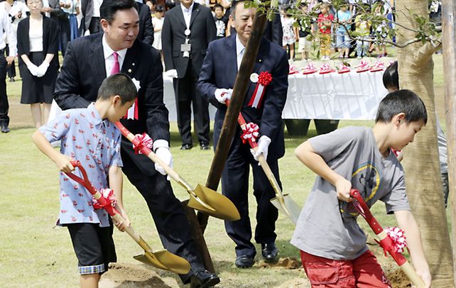 Retorno. El alcalde Matsumoto plantó un árbol ayer junto a dos niños.