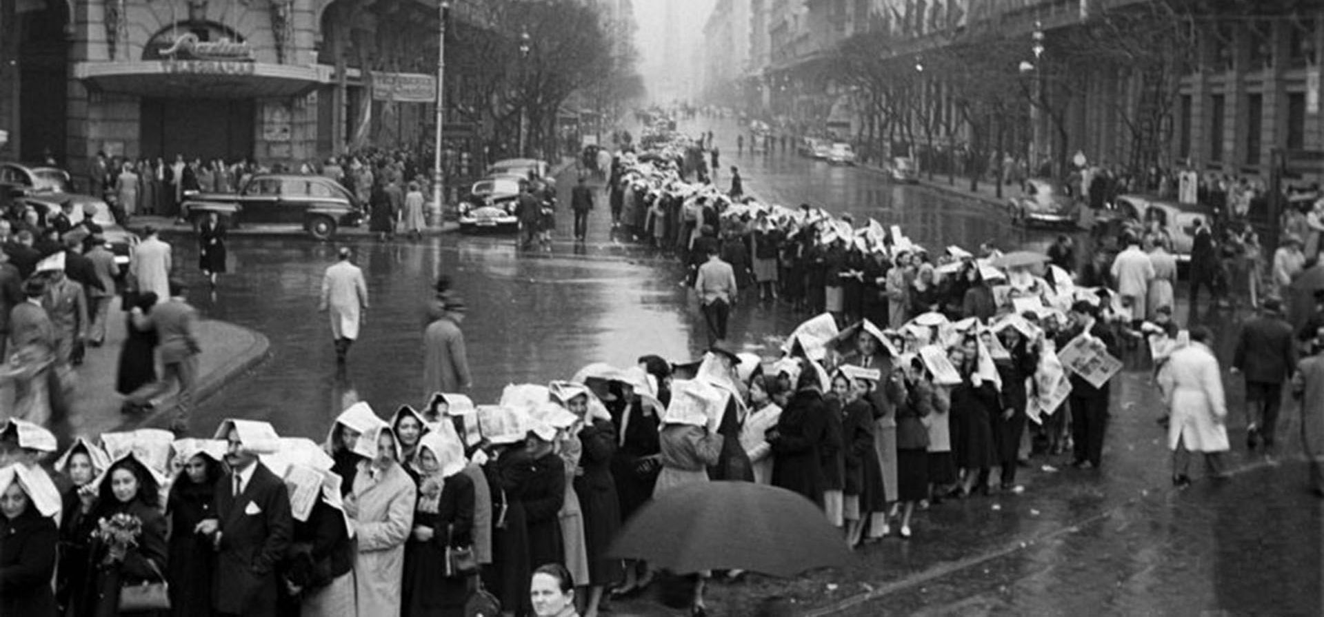 29 de julio de 1952. El velorio de Eva Perón se convirtió en un incesante desfile de gente que formaban largas e interminables colas esperando más de diez horas para dar su último adiós.