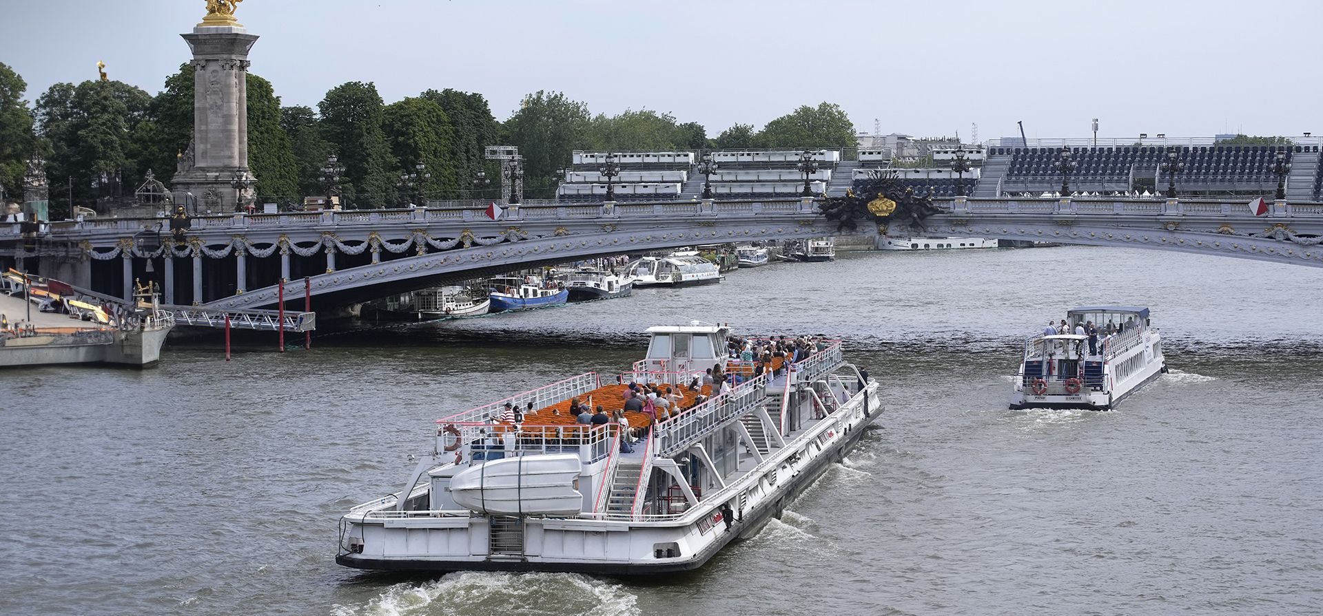 Un grupo de turistas pasan en bote bajo el puente Alexandre III después de que revelaron que el Río Sena sigue con niveles altos de contaminación a menos de un mes del inicio de los Juegos Olímpicos el viernes 28 de junio del 2024. (AP Foto/Christophe Ena) Un grupo de turistas pasan en bote bajo el puente Alexandre III después de que revelaron que el Río Sena sigue con niveles altos de contaminación a menos de un mes del inicio de los Juegos Olímpicos el viernes 28 de junio del 2024. (AP Foto/Christophe Ena)
