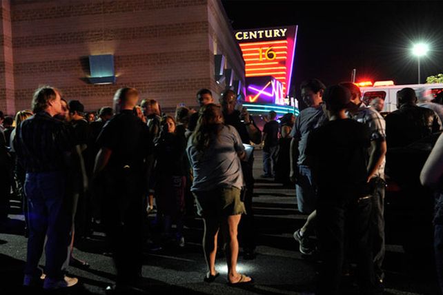 Tiroteo y gas en un cine en los EE.UU. dejó 12 muertos