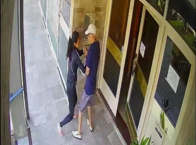 Video: una mujer asaltó a un hombre de 80 años que terminó golpeado al caer al suelo