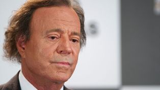 Julio Iglesias fue acusado por agresiones sexuales y abuso de poder contra dos exempleadas