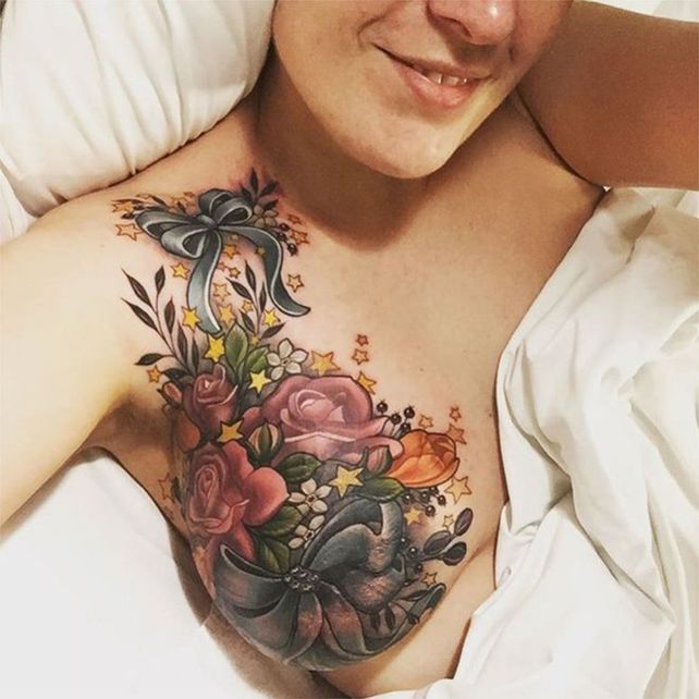 El tatuaje en el seno de Alison Habbal para su renamiento post enfermedad se ha vuelto viral.