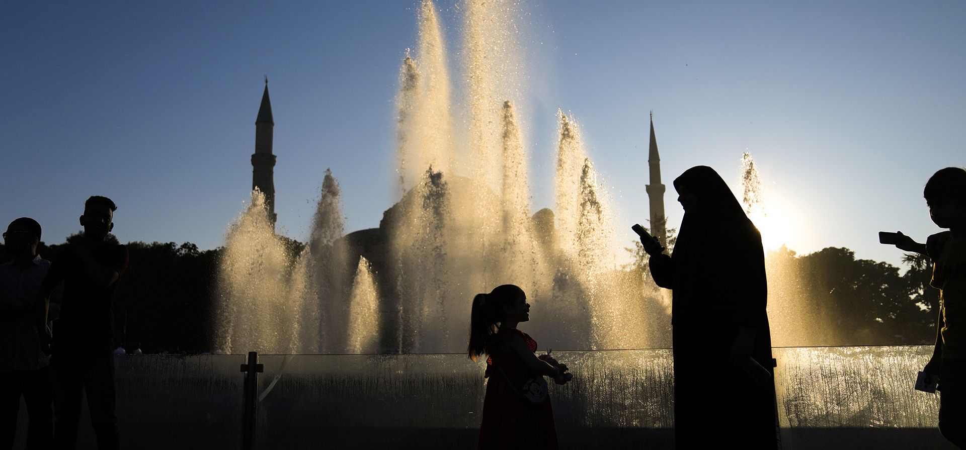 Musulmanes se reúnen después de las oraciones de Eid al-Adha, afuera de la icónica mezquita Haghia Sophia en el histórico distrito Sultan Ahmed de Estambul, el miércoles 28 de junio de 2023. (Foto AP/Khalil Hamra Musulmanes se reúnen después de las oraciones de Eid al-Adha, afuera de la icónica mezquita Haghia Sophia en el histórico distrito Sultan Ahmed de Estambul, el miércoles 28 de junio de 2023. (Foto AP/Khalil Hamra