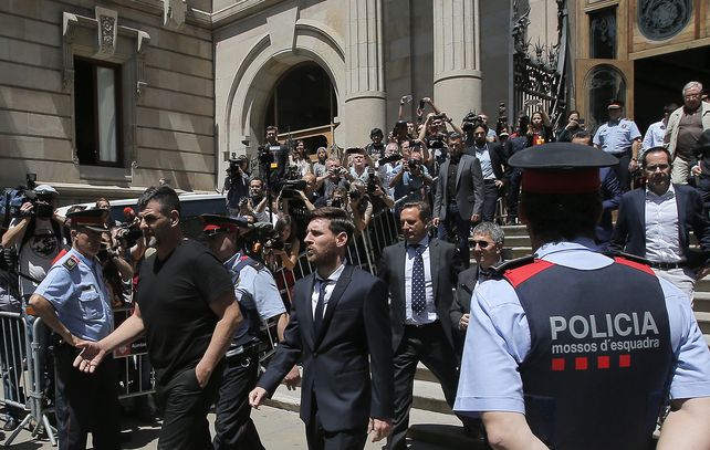 Atracción. La foto del 2 de junio muestra a Leo y su papá (con lentes) saliendo de la Corte Judicial de Barcelona.
