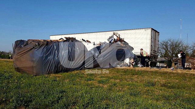 Violento impacto. Uno de los camiones volcó a la vera de la ruta luego del encontronazo. Violento impacto. Uno de los camiones volcó a la vera de la ruta luego del encontronazo.
