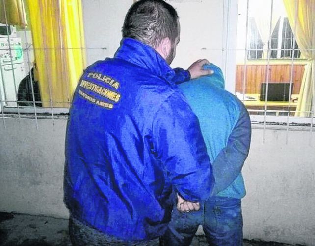 adentro. Uno de los jóvenes fue detenido tras varios allanamientos.