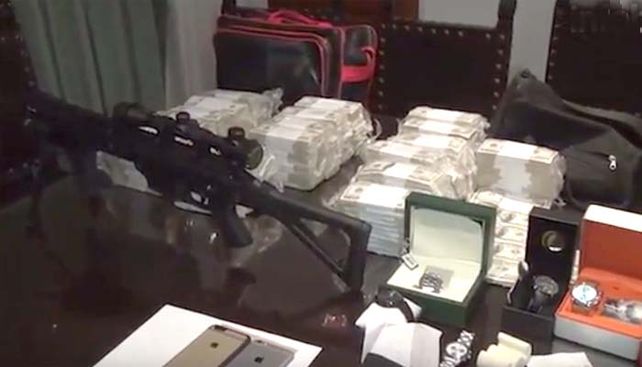 Los videos del allanamiento a José López que muestran los dólares, joyas y un arma