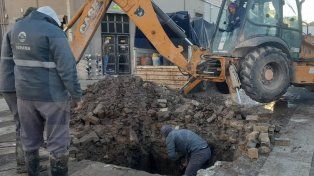 Este miércoles también se ejecutaron reparaciones sobre una cañería de agua potable en calle Chile