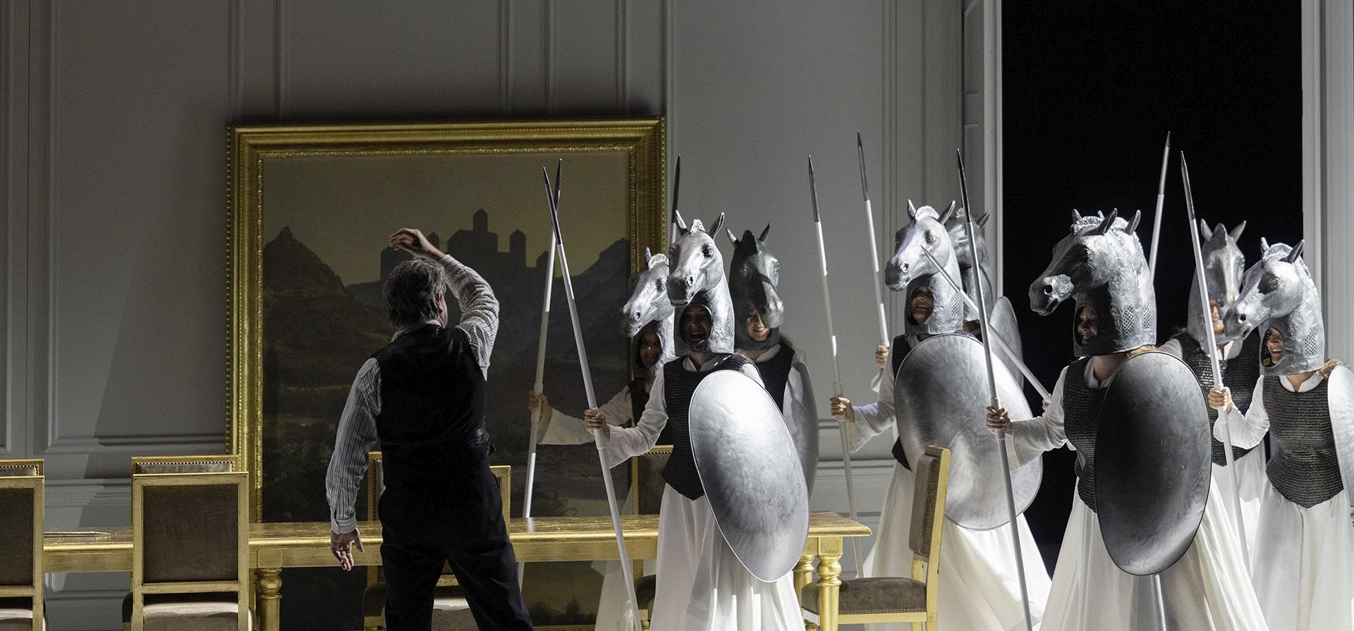Tomas Konieczny, a la izquierda, como Wotan con Valquirias en un ensayo de la producción de Andreas Homoki de “Die Walküre” de Wagner en la Ópera de Zúrich. (Monika Rittershaus/Ópera de Zurich vía AP) Tomas Konieczny, a la izquierda, como Wotan con Valquirias en un ensayo de la producción de Andreas Homoki de “Die Walküre” de Wagner en la Ópera de Zúrich. (Monika Rittershaus/Ópera de Zurich vía AP)
