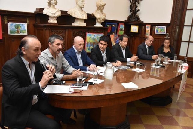 sobre la mesa. La charla debate