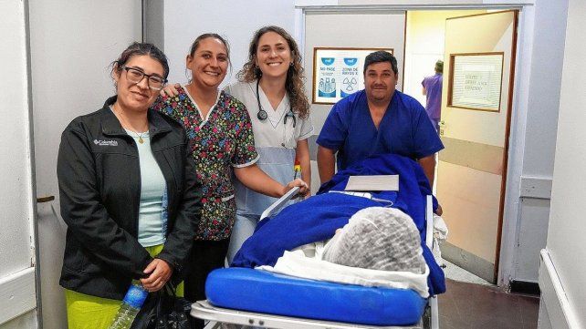 El equipo de profesionales que realizó la cirugía inédita en Paraná.