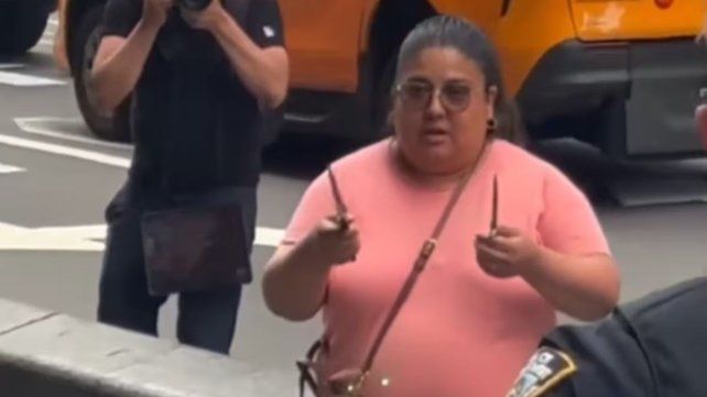 Nueva York: una mujer apuñaló a dos personas cerca de Times Square y fue abatida por la Policía
