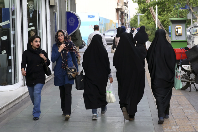 Una calle céntrica de Teherán en 2016. Las mujeres ortodoxas convivían con las que