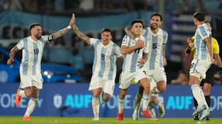 Toda la felicidad de Argentina y de Thiago Almada en Montevideo, en el gran triunfo ante Uruguay sin Messi. Ahí nomás del Mundial.