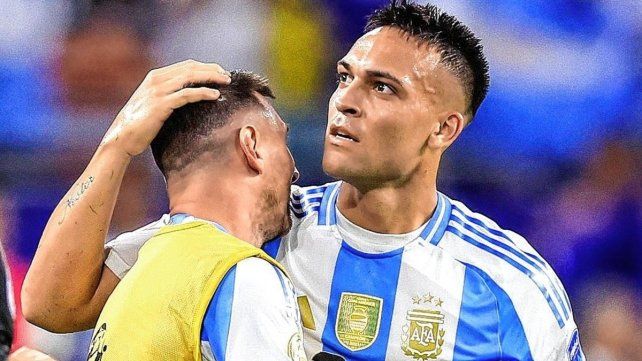 Lautaro Martínez festeja con Messi el gol del triunfo para la Argentina.