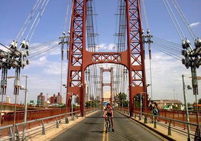 Hasta el mediodía permanecerá cortado el Puente Colgante