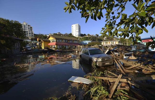 Un millón de personas debieron ser evacuadas tras el temblor que sacudió anoche a Chile. (Foto. Ap)