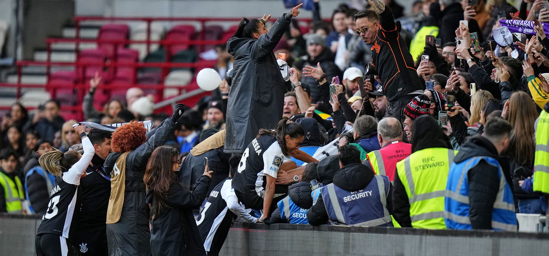 Las jugadoras del Corinthians celebran con sus aficionados tras ganar la semifinal de la Copa de Campeones Femenina entre el Gotham FC y el Corinthians en Londres, el miércoles 28 de enero de 2026. (Foto AP/Alastair Grant) Las jugadoras del Corinthians celebran con sus aficionados tras ganar la semifinal de la Copa de Campeones Femenina entre el Gotham FC y el Corinthians en Londres, el miércoles 28 de enero de 2026. (Foto AP/Alastair Grant)