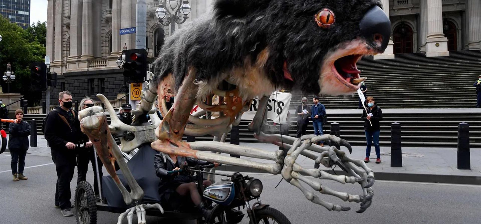 Una obra de arte que representa a un koala en llamas es exhibido durante una protesta por el cambio climático en Melbourne.