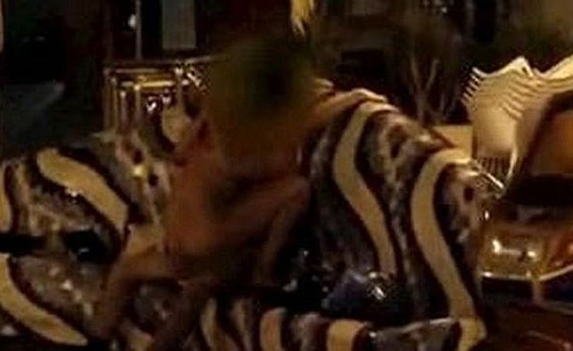 Los encontraron teniendo sexo en la calle y echaron a los policías