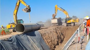 Desde la Unidad Especial Biprovincial precisaron que el Bloque B incluye la finalización de ramales hacia Barrancas y Gessler, con 20,4 km de línea principal. El Bloque C contempla la Estación de Bombeo N° 2, con una cisterna de 9.500 metros cúbicos y cuatro bombas verticales de alta capacidad para garantizar el caudal en el tramo troncal y los ramales secundarios. A través de estas obras se abastecerá a diez localidades de la región.&nbsp;