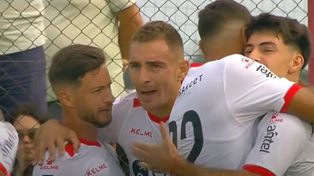 Ruben celebra junto a sus compañeros de Maldonado lo que fue el empate transitorio.