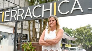 María Pía Imaz en Tierra Chica, el emprendimiento que tienen junto a toda su familia. Detrás, el nuevo local que está en obras.