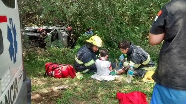 En medio del susto por un vuelco, la imagen más tierna: bomberos jugando con un niño