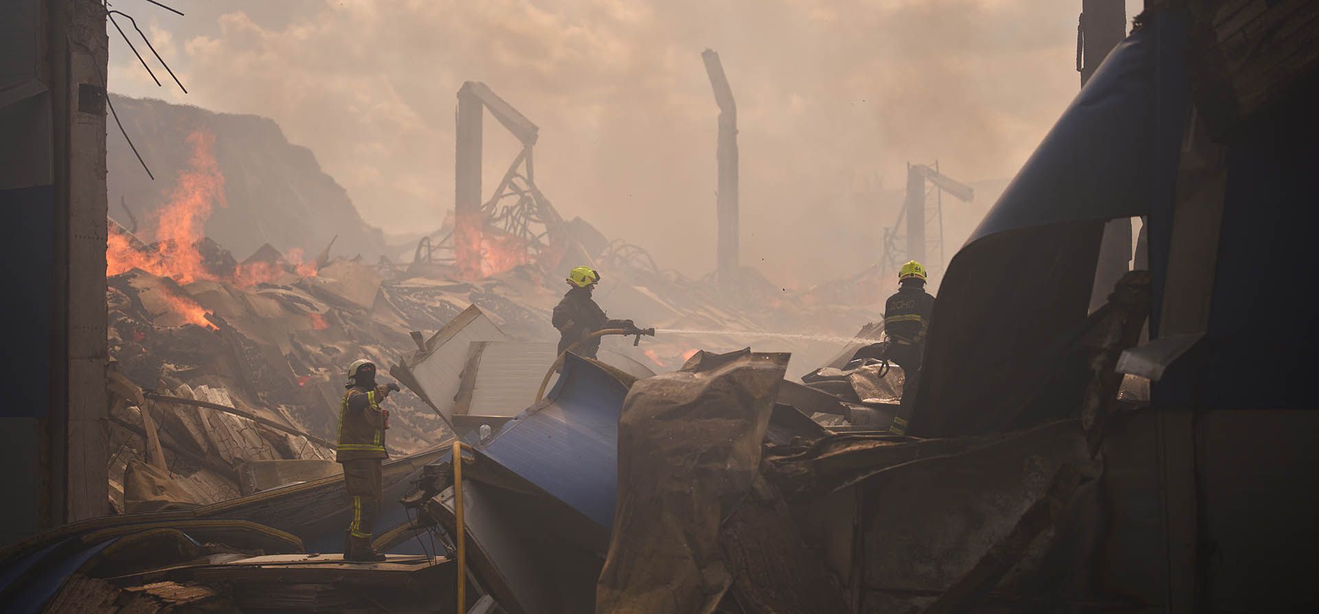 Bomberos intentan extinguir un incendio en un almacén parcialmente destruido tras un ataque con drones rusos en Brovary, en las afueras de Kiev, Ucrania, el viernes 4 de septiembre de 2026. (Foto AP/Francisco Seco)
