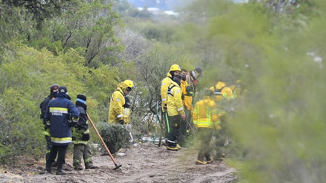 Personal policial y de bomberos intensifican los rastrillajes en distintos puntos de San Luis para dar con Guadalupe.