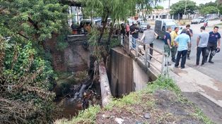 La búsqueda de Fiorella Furlán a horas de la ragedia en calle Gálvez de Paraná.&nbsp;