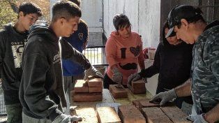Aprenden albañilería en el barrio San Martín