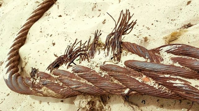 El gran trozo de hierro yacía enterrado cerca de la orilla