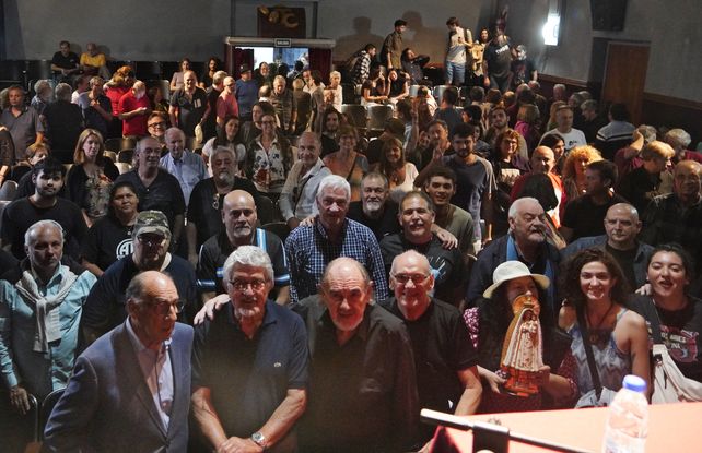 La sala se colmó de referentes de la cultura y el espectáculo.