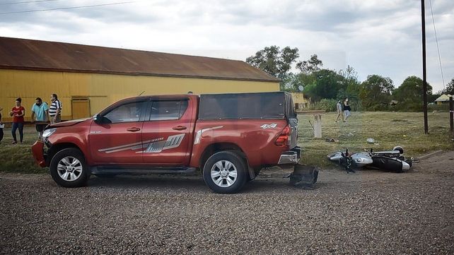 Fatalidad: moto con cinco personas chocó con una camioneta