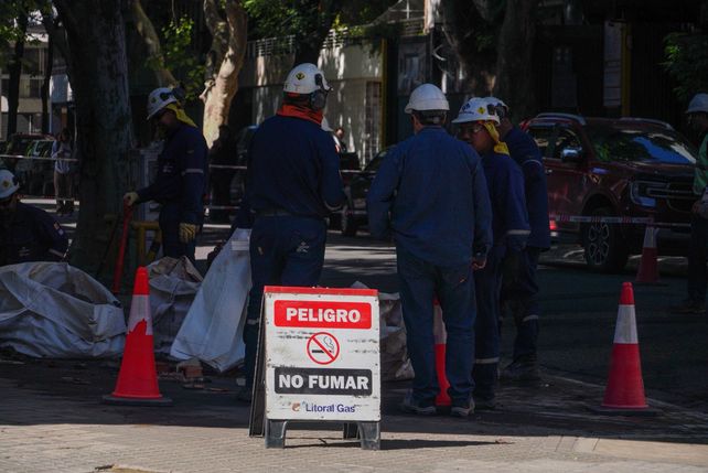 Operarios de Litoral Gas trabajan en el lugar del choque