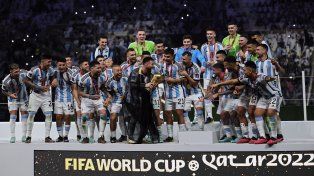 Los jugadores argentinos en el momento de la coronación, con Messi con el trofeo.