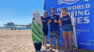 Ornella Pellizzari, Santi Muñiz y Lucía Indurain, tras uno de los entrenamientos, en Huntington Beach, el mítico spot del torneo.