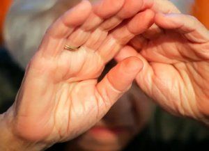 Quedó preso un hombre que golpeó a su madre de 100 años para robarle dinero